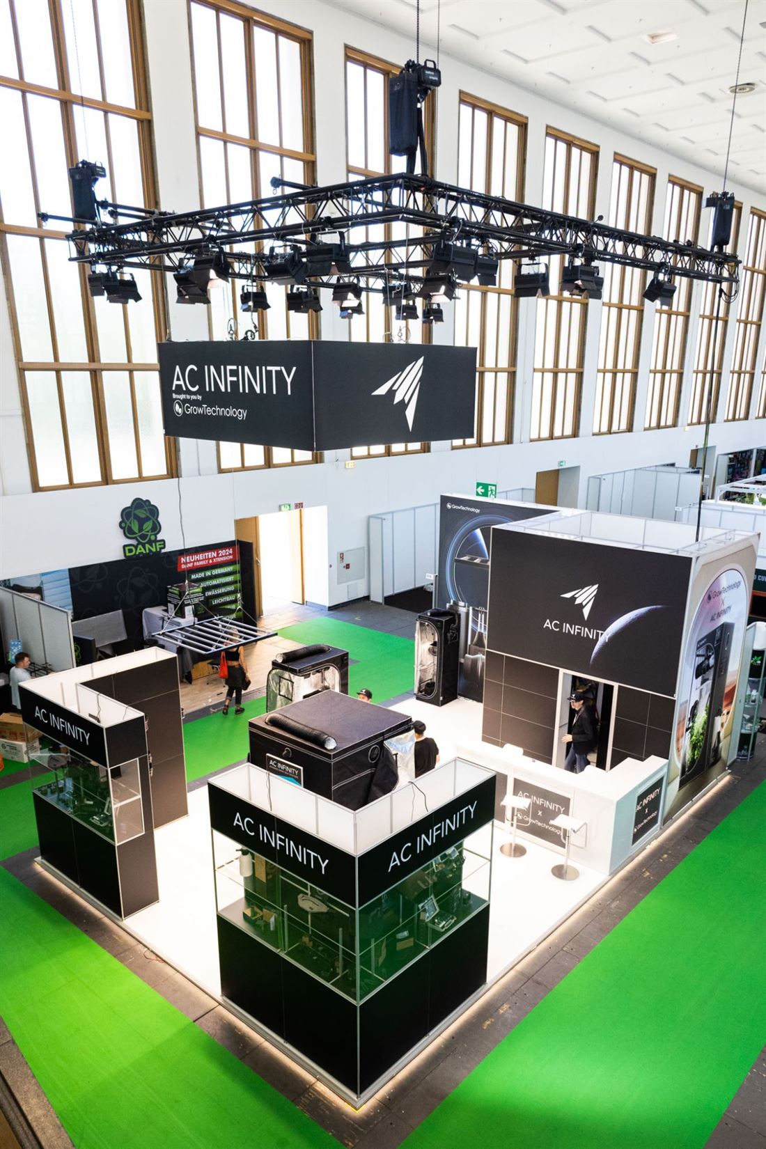 GrowTechnology-Messestand in Berlin mit AC-Infinity-Produkten